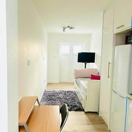 Lovely En-Suite Studio With Kitchen And Free Parking With Walking Distance To Tube Station And Short Train Ride To Central London!! Northwood  Exterior foto