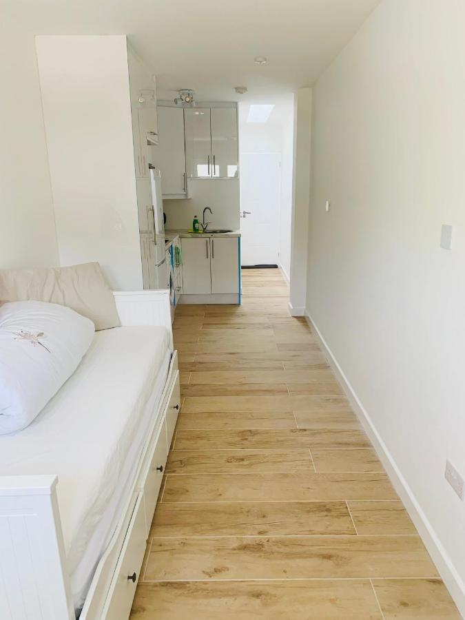 Lovely En-Suite Studio With Kitchen And Free Parking With Walking Distance To Tube Station And Short Train Ride To Central London!! Northwood  Exterior foto