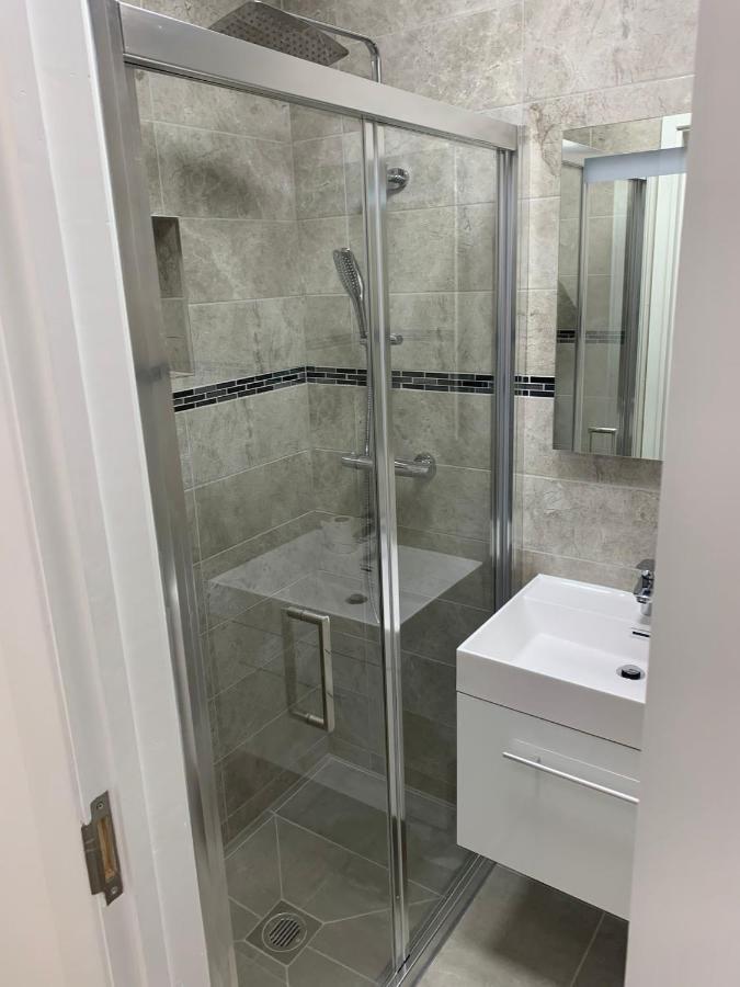 Lovely En-Suite Studio With Kitchen And Free Parking With Walking Distance To Tube Station And Short Train Ride To Central London!! Northwood  Exterior foto