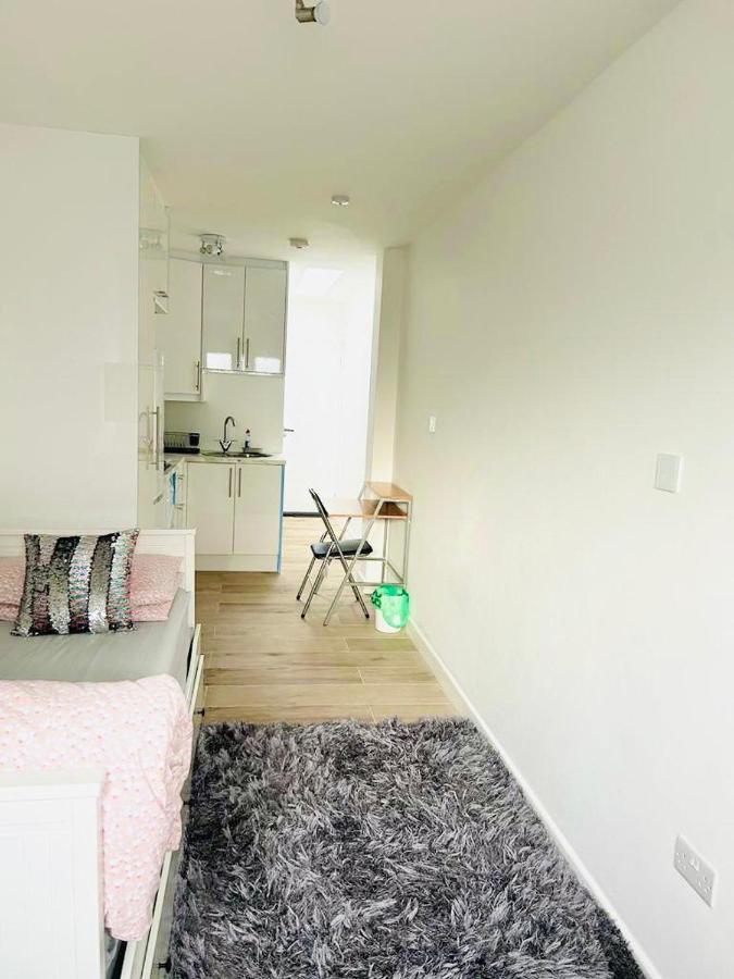Lovely En-Suite Studio With Kitchen And Free Parking With Walking Distance To Tube Station And Short Train Ride To Central London!! Northwood  Exterior foto